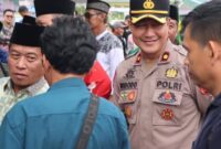 Ketua DPRD Murung Ray Rumiadi(baju hijau) saat meninjau stand pasar Ramadhan (foto : istimewa)