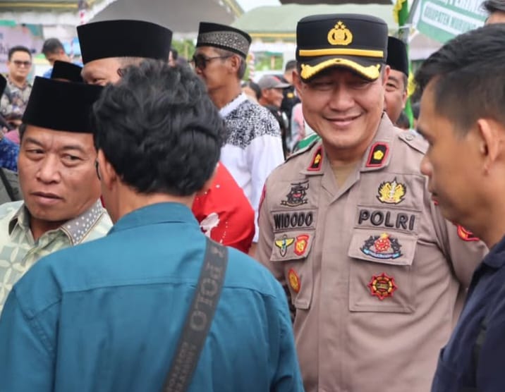 Ketua DPRD Murung Ray Rumiadi(baju hijau) saat meninjau stand pasar Ramadhan (foto : istimewa)
