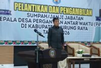 Ketua DPRD Murung Raya Rumiadi, S.E., S.H., M.H. saat menghadiri pelantikan 9 PAW Kepala Desa (foto: Maya)