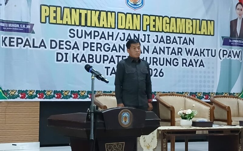 Ketua DPRD Murung Raya Rumiadi, S.E., S.H., M.H. saat menghadiri pelantikan 9 PAW Kepala Desa (foto: Maya)