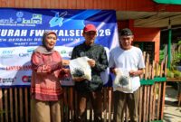 Bendahar FWE Kalsel Hj Annisa Menyerahkan Sembako ke Warga