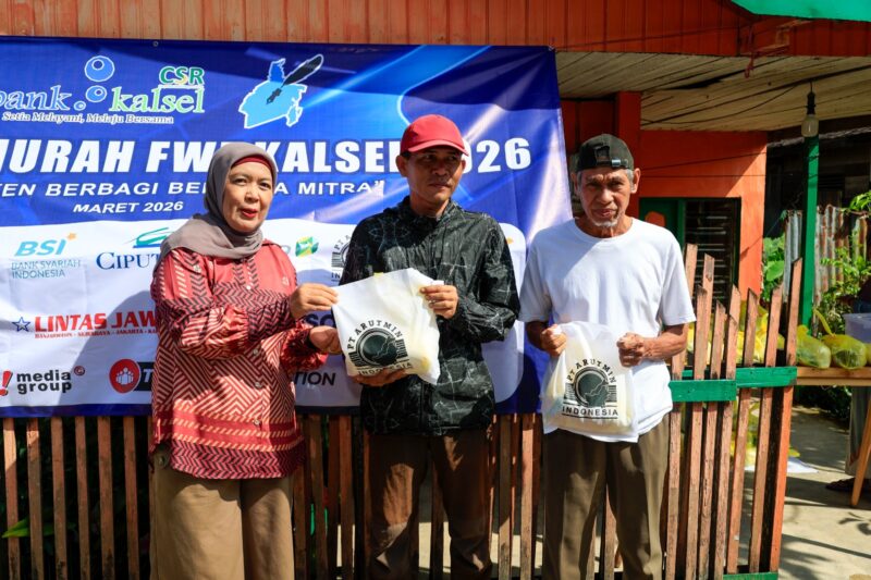 Bendahar FWE Kalsel Hj Annisa Menyerahkan Sembako ke Warga