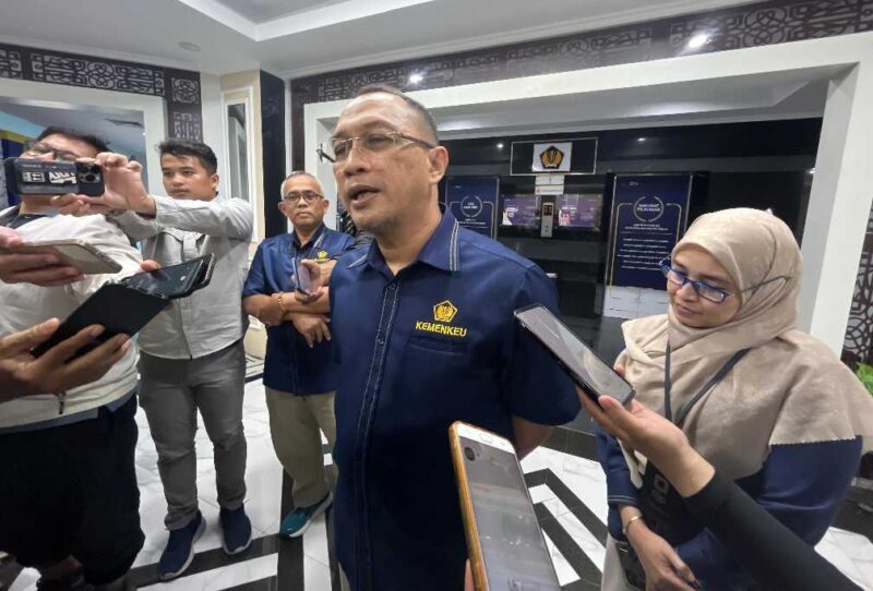 Pelaksana Tugas (Plt) Kabid P2 Humas Kanwil Direktorat Jenderal Pajak (DJP) Kalimantan Selatan dan Kalimantan Tengah, Tri Wibowo saat beri keterangan pers kepada wartawan (Foto Istimewa)