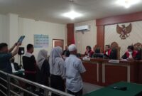 SIDANG PERDANA – Empat orang saksi dihadirkan jaksa usai membacakan dakwaan untuk Andi Yulianto, terdakwa pembunuhan bidan di Kelayan, Selasa (10/2/2026). (foto: Istimewa)
