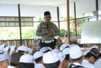 SAFETY RIDING – Kasat Lantas Polresta Banjarmasin AKP Embang Pramono melalui Kanit Kamsel Sat Lantas Polresta Banjarmasin Aipda Budiyono, saat mengajak Safety Riding kepada anak Pondok Pesantren Al Hikmah di Jalan Murung Raya, Kecamatan Banjarmasin Selatan, Selasa (10/2/2026). (foto: istimewa)
