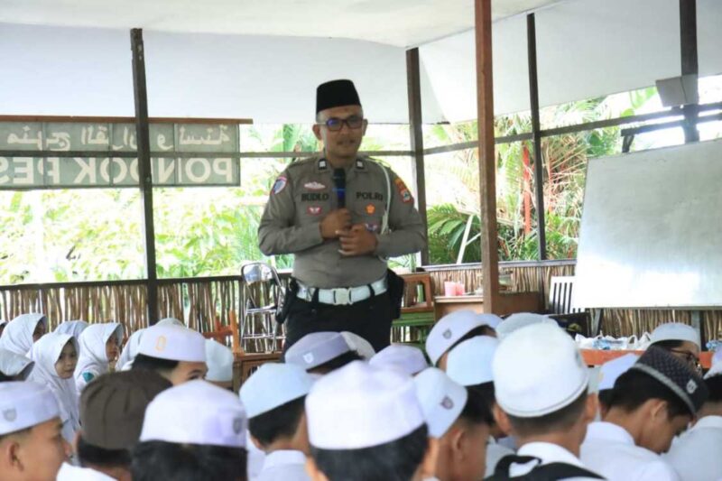 SAFETY RIDING – Kasat Lantas Polresta Banjarmasin AKP Embang Pramono melalui Kanit Kamsel Sat Lantas Polresta Banjarmasin Aipda Budiyono, saat mengajak Safety Riding kepada anak Pondok Pesantren Al Hikmah di Jalan Murung Raya, Kecamatan Banjarmasin Selatan, Selasa (10/2/2026). (foto: istimewa)
