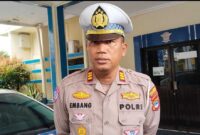 REKAYASA ARUS - Kasat Lantas Polresta Banjarmasin AKP Embang Pramono saat menjelaskan penutupan arus jelang Haul ke-6 Guru Zuhdian Noor, Jumat (13/2/2026) pagi (Foto Istimewa)