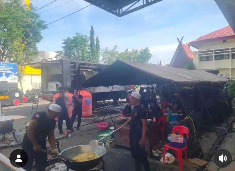 Beberapa anggota Polresta dan Polda saat menyiapkan makanan dan air untuk jamaah Haul ke 6 guru  Zuhdi di Mapolresta Banjarmasin, Sabtu (14/2/2026) sore. (foto:istimewa) 
