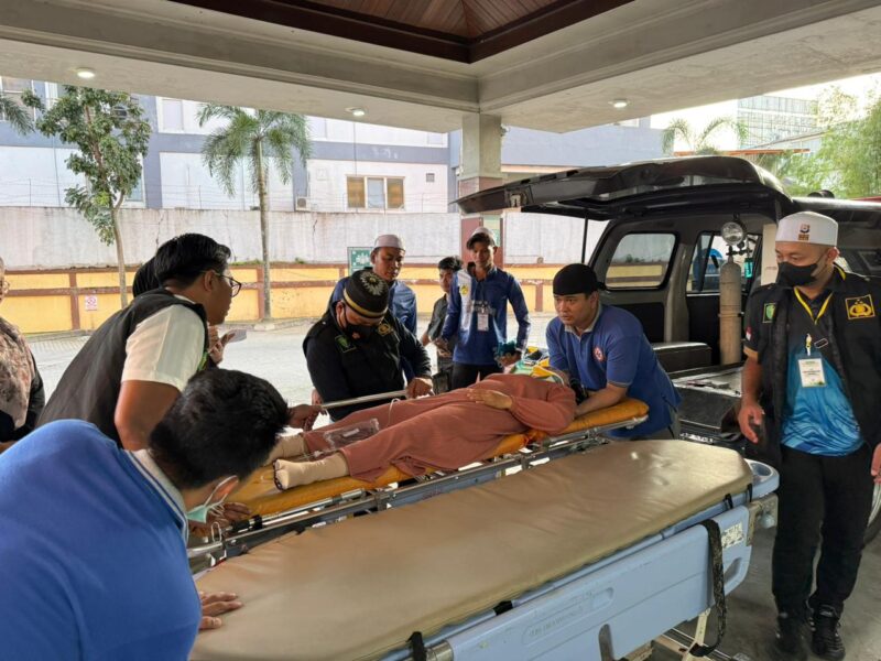 ALAMI LAKA - Salah satu jamaah haul ke 6 Guru Zuhdi mengalami laka lantas hingga ditolong Tim Dokkes Polri, Sabtu (14/2/2026). (foto:istimewa) 

