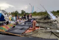 STAND ROBOH - Pasar Wadai di bawah Jembatan Barito roboh akibat angin dan hujan deras melanda kawasan wisata Jembatan Barito, Kecamatan Berangas Timur, Kabupaten Batola, Minggu (22/2/2026) sore. (foto:istimewa)