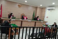 DENGAR VONIS – Yusuf Doni Hermawan saat mendengarkan pembacaan putusan majelis hakim di Pengadilan Negeri Banjarmasin, Selasa (24/2/2026). (Foto: Istimewa)
