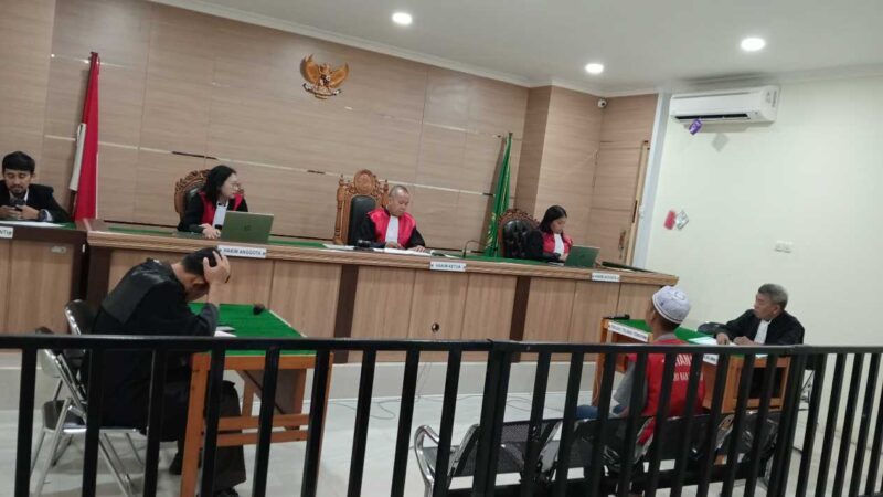 DENGAR VONIS – Yusuf Doni Hermawan saat mendengarkan pembacaan putusan majelis hakim di Pengadilan Negeri Banjarmasin, Selasa (24/2/2026). (Foto: Istimewa)

