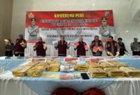 Kapolda Kalsel Irjen Pol  Rosyanto Yudha Hermawan  didampingi Wakapolda Brigjen . Golkar Pangarso Rahardjo Winarsadi, Irwasda Kombes Pol Alfis Suhaili, Dirnarkoba Kombes Pol Baktiar Joko Mujiono,Kabid Propam  Kombes Herry Purnomo dan 
Kabid Humas Kombes Pol Adam Erwindi (Foto Istimewa)