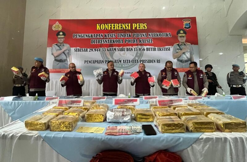 Kapolda Kalsel Irjen Pol  Rosyanto Yudha Hermawan  didampingi Wakapolda Brigjen . Golkar Pangarso Rahardjo Winarsadi, Irwasda Kombes Pol Alfis Suhaili, Dirnarkoba Kombes Pol Baktiar Joko Mujiono,Kabid Propam  Kombes Herry Purnomo dan 
Kabid Humas Kombes Pol Adam Erwindi (Foto Istimewa)