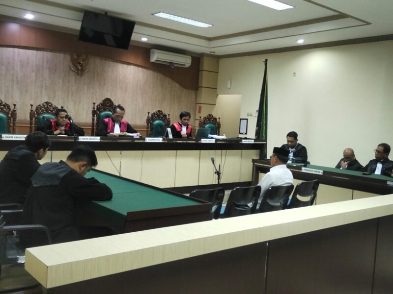 Anang Syakhfiani saat mendengarkan vonis majelis hakim di Pengadilan Tipikor Banjarmasin (foto Istimewa)
