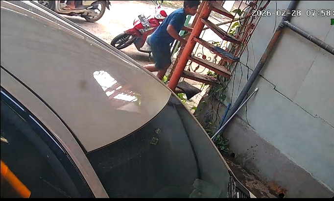 Aksi maling terekam kamera CCTV 
(foto Istimewa)