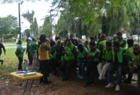 Bid Propam Polda Kalsel Jumat Berkah bersama komunitas ojek online (ojol) dan petugas kebersihan di Lapangan KS Tubun, Kelurahan Loktabat Utara, Kecamatan Banjarbaru Utara, Kota Banjarbaru.( Foto Istimewa) 