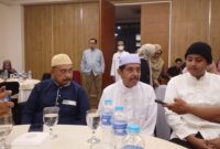 DR. H. Fauzan Ramon, SH MH (tengah ) didampingi putranya Arya Setiawan SH MKn (kanan) dan Ketua Pemuda Pancasila Kota Banjarmasin Wahyu Prasad (kiri) usai buka puasa bersama diwawancarai wartawan. (Foto Mercy)
