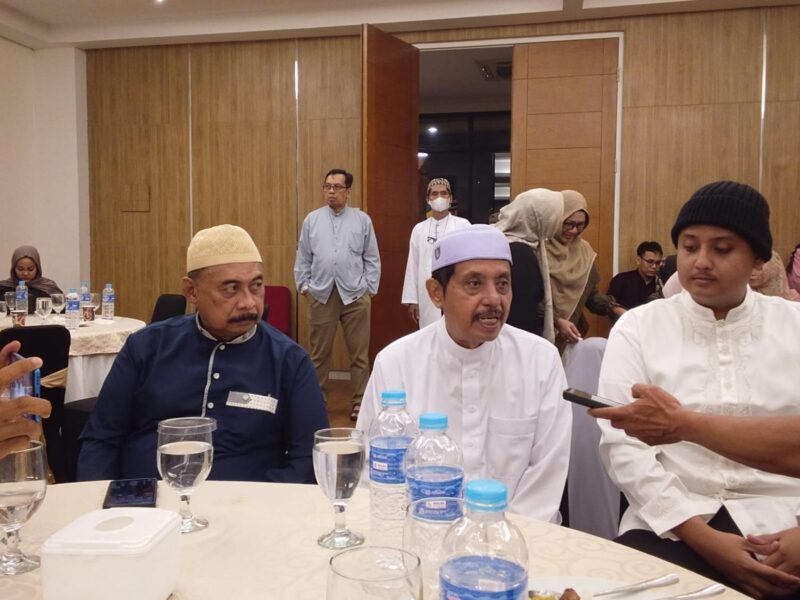 DR. H. Fauzan Ramon, SH MH (tengah ) didampingi putranya Arya Setiawan SH MKn (kanan) dan Ketua Pemuda Pancasila Kota Banjarmasin Wahyu Prasad (kiri) usai buka puasa bersama diwawancarai wartawan. (Foto Mercy)
