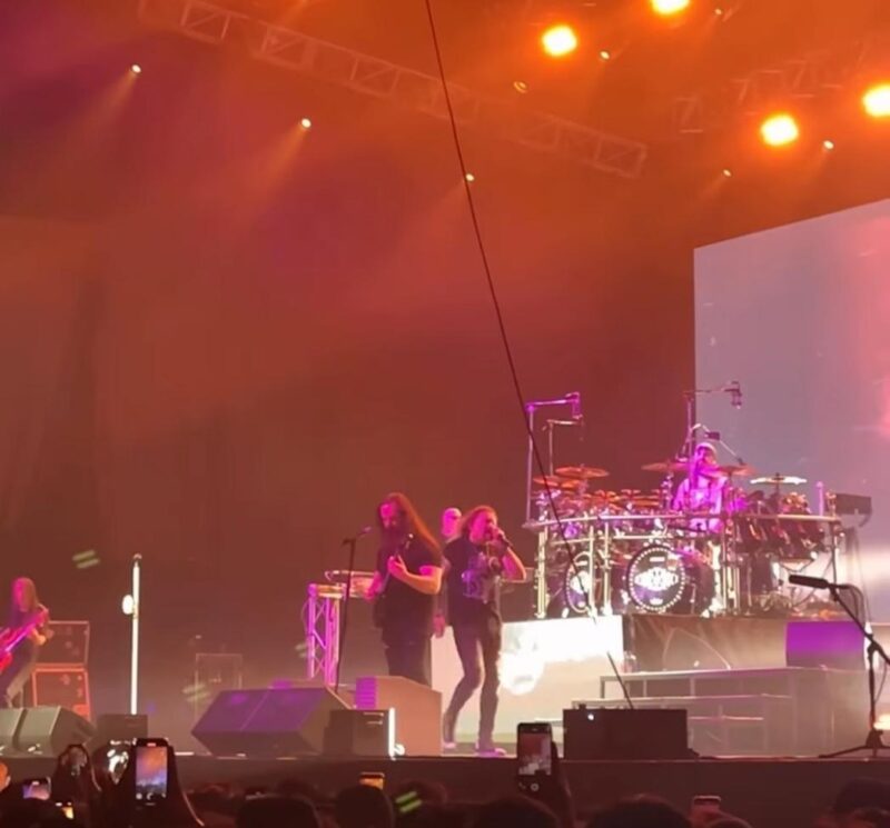 Dream Theater saat tampil dalam konser An Evening with Dream Theater: 40th Anniversary Tour di Beach City International Stadium, Ancol, Jakarta, Sabtu (7/2/2026). (Foto: Istimewa)