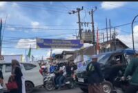 Kawasan jembatan pasar lama mulai padat lalu lintas jemaah yang akan melintas menuju lokasi haul ,para relawan sibuk mengatur agar jalan lancar (Foto Mercy)