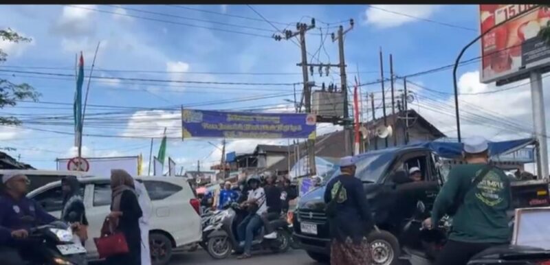 Kawasan jembatan pasar lama mulai padat lalu lintas jemaah yang akan melintas menuju lokasi haul ,para relawan sibuk mengatur agar jalan lancar (Foto Mercy)