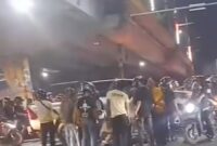 
KORBAN FLYOVER –.Warga saat akan mengevakuasi korban ke  RSUD Ulin, Sabtu (21/2/2026) malam. (Foto: Istimewa)