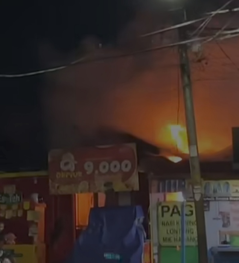 Api saat berkobar di Jalan Pulau Laut dekat Kedai Bunda , Senin (23/2/2026) malam (Foto: Istimewa)