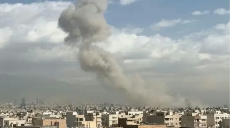 Kepulan asap membumbung setelah Israel menyerang Iran. WANA ( Foto Istimewa/ West Asia News Agency)
 