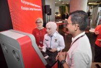 Telkomsel resmi menerapkan registrasi nomor seluler berbasis biometrik pengenalan wajah. Langkah strategis ini menegaskan komitmen Telkomsel untuk mendukung program Senyum Nyaman dengan Biometrik (SEMANTIK) Komdigi, serta melindungi masyarakat dari berbagai bentuk penipuan digital, termasuk scam dan phishing. Registrasi tersedia di GraPARI dan laman tsel.id/registrasibiometrik dengan proses singkat, aman, dan sesuai standar perlindungan data pribadi