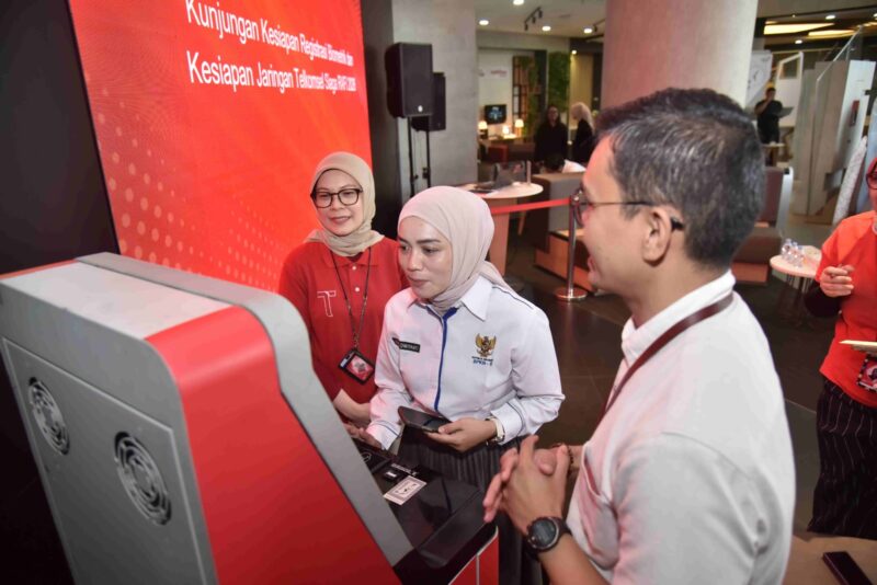 Telkomsel resmi menerapkan registrasi nomor seluler berbasis biometrik pengenalan wajah. Langkah strategis ini menegaskan komitmen Telkomsel untuk mendukung program Senyum Nyaman dengan Biometrik (SEMANTIK) Komdigi, serta melindungi masyarakat dari berbagai bentuk penipuan digital, termasuk scam dan phishing. Registrasi tersedia di GraPARI dan laman tsel.id/registrasibiometrik dengan proses singkat, aman, dan sesuai standar perlindungan data pribadi