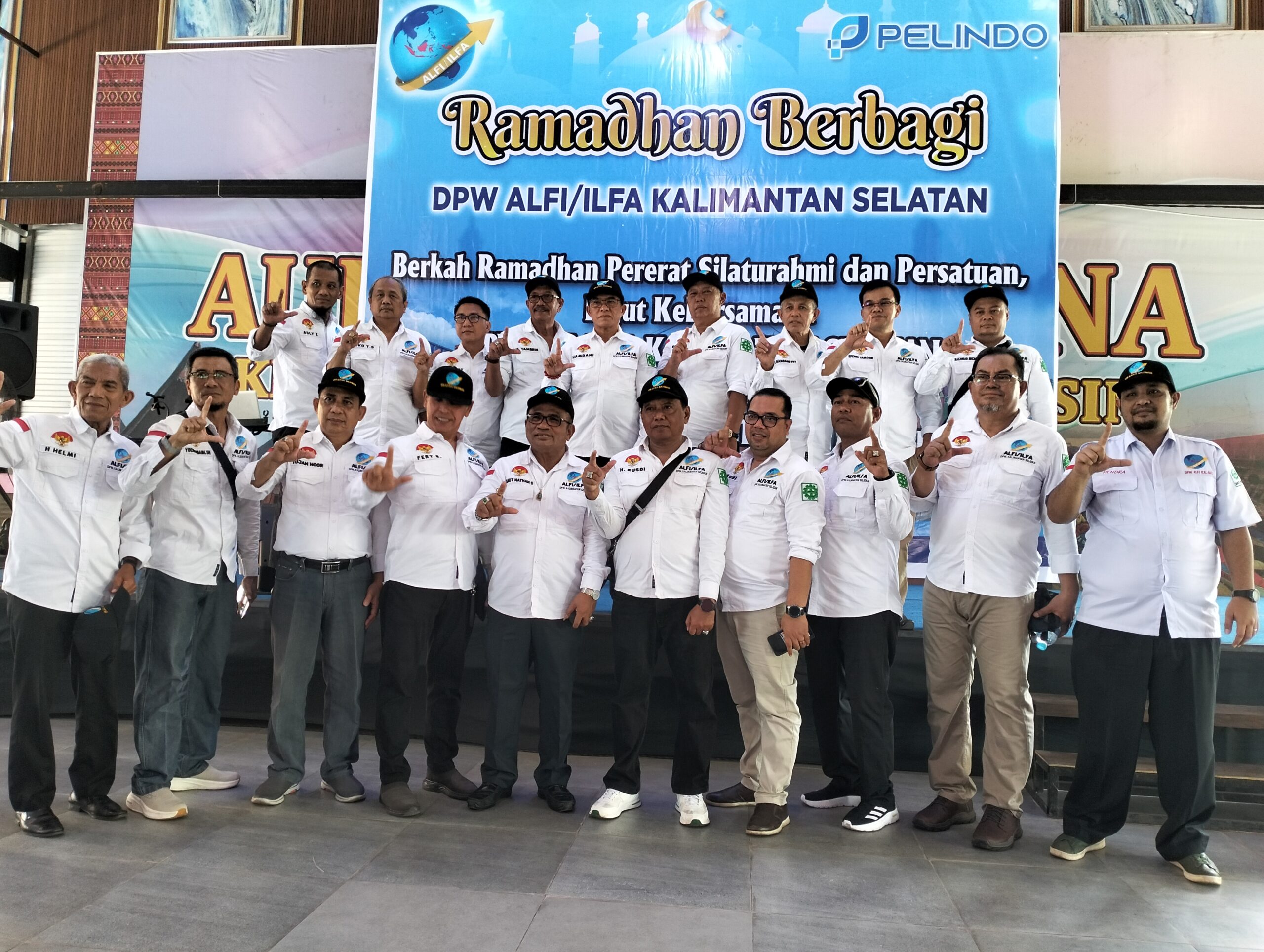 PENGURUS: DPW ALFI/ILFA Kalsel saat foto bersama di kegiatan Ramadhan berbagi 