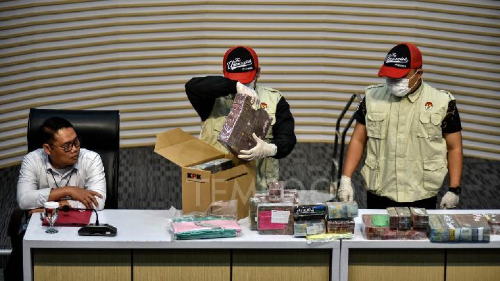 KPK RI Perlihatkan Barang Bukt