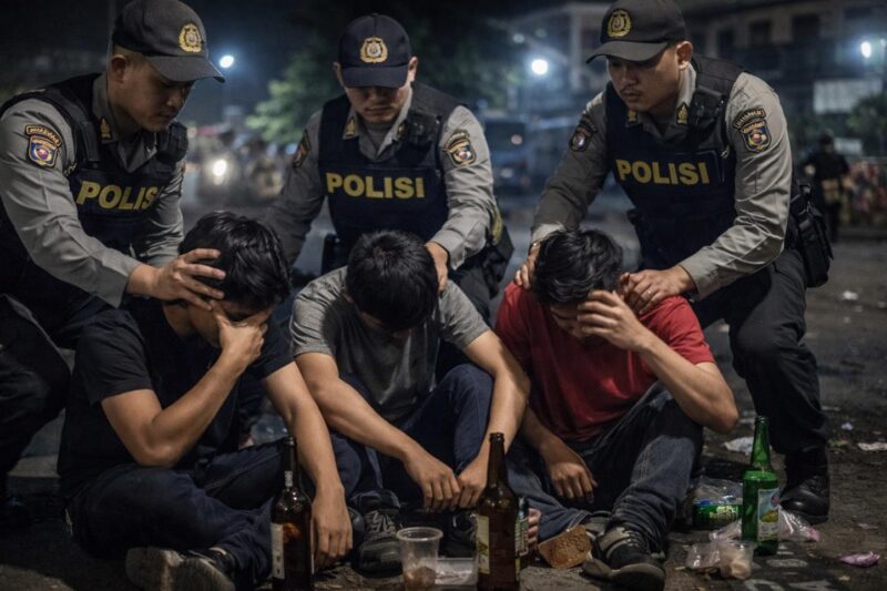 MABUK MIRAS - Sejumlah remaja kedapatan saat pesta miras saat giat patroli Polresta Banjarmasin, Minggu (22/2) dini hari (Foto Ilustrasi)