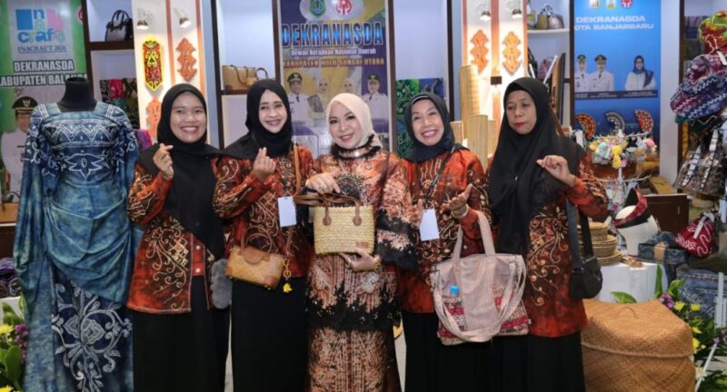 Ketua Dekranasda Kalsel Hj. Fathul Jannah Terus Promosikan Produk UMKM Pengrajin Lokal di Ajang INACRAFT 2026 (foto: adpim)