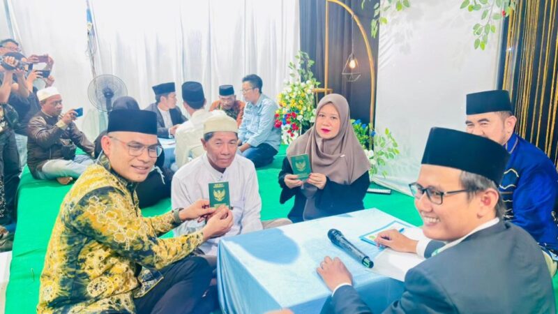 Pemerintah Kabupaten Kotabaru menggelar kegiatan nikah massal bagi 28 pasangan di Gedung Serbaguna Desa Sampanahan, Kecamatan Sampanahan (foto:diskominfo)