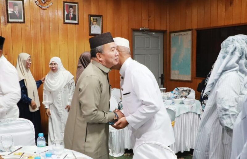 Gubernur Kalimantan Selatan H Muhidin diwakili Sekretaris Daerah Provinsi Muhammad Syarifuddin turut mengikuti rangkaian ibadah malam nisfu Sya’ban 1447 hijriah bersama para ulama dan masyarakat muslim Kota Banjarmasin (foto: adpim)