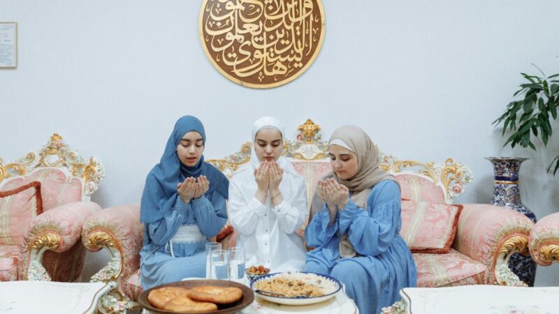 Tunaikan Ibadah Puasa dan Berbuka serta Bersahur lah