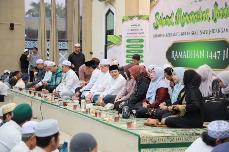 Di Masjid Raya Sabilal Muhtadin Banjarmasin, Wagub Kalsel Berbuka Puasa Bersama Masyarakat  (foto:adpim)
