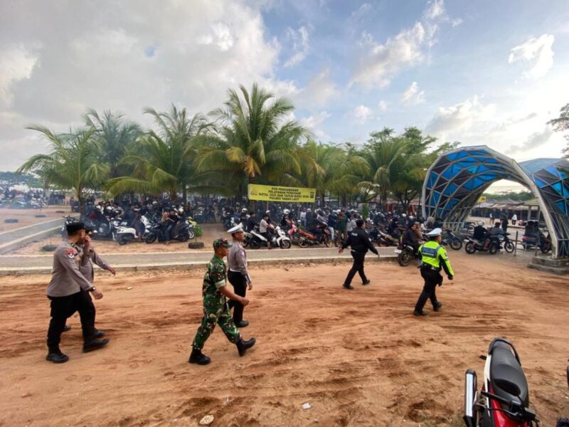 Jajaran Kepolisian dari Polres Tanah Laut mengamankan puluhan sepeda motor yang diduga terlibat balap liar di kawasan Pantai Takisung. (Humas Polres Tala)