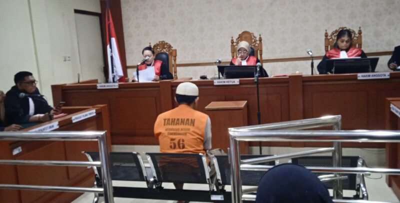 Terdakwa saa menjalani sidang dengan agenda Vonis di Pengadilan Negeri Banjarmasin (Foto Mercy)
