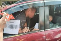 PELAKU PEMBUNUHAN - MS saat melakukan reka  adegan ketika membunuh mahasiswi ULM di mobilnya beberapa waktu lalu . (Doc/brt) 

