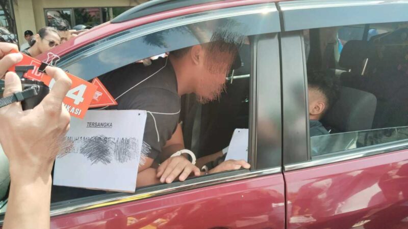 PELAKU PEMBUNUHAN - MS saat melakukan reka  adegan ketika membunuh mahasiswi ULM di mobilnya beberapa waktu lalu . (Doc/brt) 
