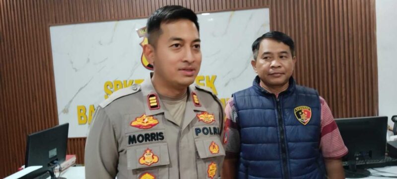 TITIPAN MOTOR - Kapolsek Banjarmasin Timur AKP Morris Widhi Harto saat memberikan keterangan pers terkait arus mudik serta kesiapan pihaknya menerima penitipan motor maupun mobil, Sabtu (7/3/2026).