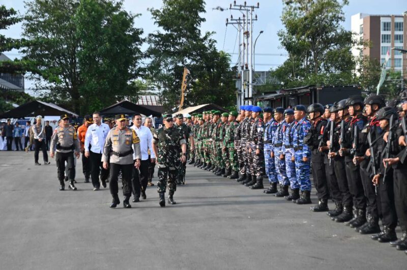 Kapolda Kalimantan Selatan Irjen Pol Dr. Rosyanto Yudha Hermawan bersama unsur Forkopimda melakukan pemeriksaan pasukan saat apel gelar pasukan Operasi Ketupat Intan 2026 di Lapangan Direktorat Lalu Lintas Polda Kalsel Km 21, Banjarbaru, Kamis (12/3/2026). (Foto: Istimewa)
