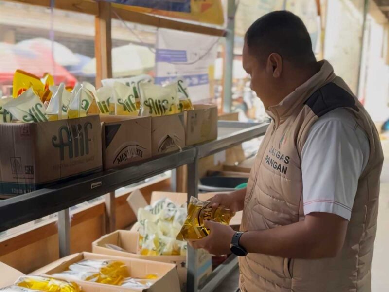 Satgas Pangan Polda Kalsel saat melakukan pemantauan harga beras dan bahan pokok penting di Pasar Antasari, Banjarmasin, Rabu (25/3/2026) (Foto Istimewa)
