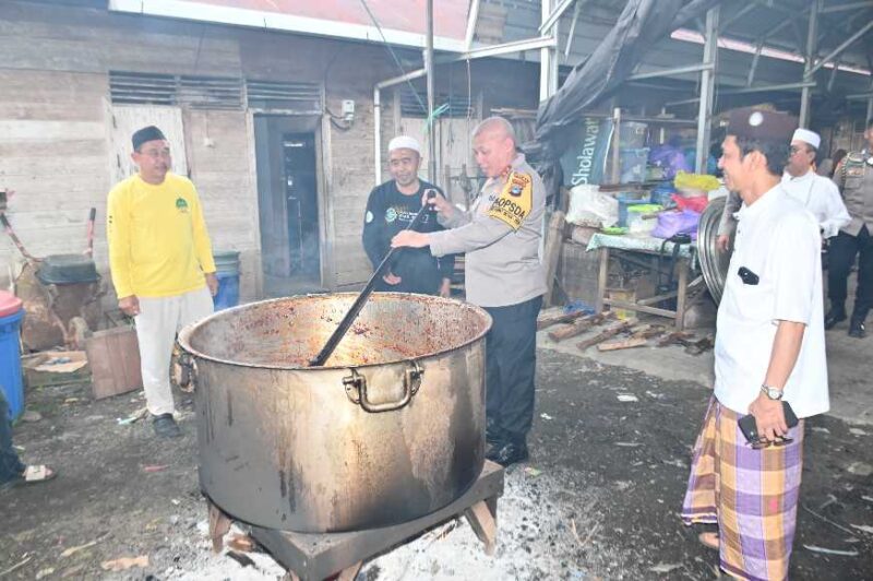 Kapolda Kalimantan Selatan Irjen Pol Rosyanto Yudha Hermawan saat meninjau langsung dapur umum dan proses pengolahan makanan bagi jamaah menjelang Haul Datu Kalampayan ke-220 di Desa Dalam Pagar Ulu, Kabupaten Banjar, Rabu (25/3/2026). (foto:istimewa)