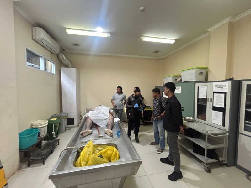 KORBAN TENGGELAM - Korban tenggelam di Sungai Martapura divisum luar oleh dokter forensik RSUD Ulin Banjarmasin hingga diketahui identitasnya bernama Yusup (36), Jum'at (27/3/2026). (foto:istimewa)
