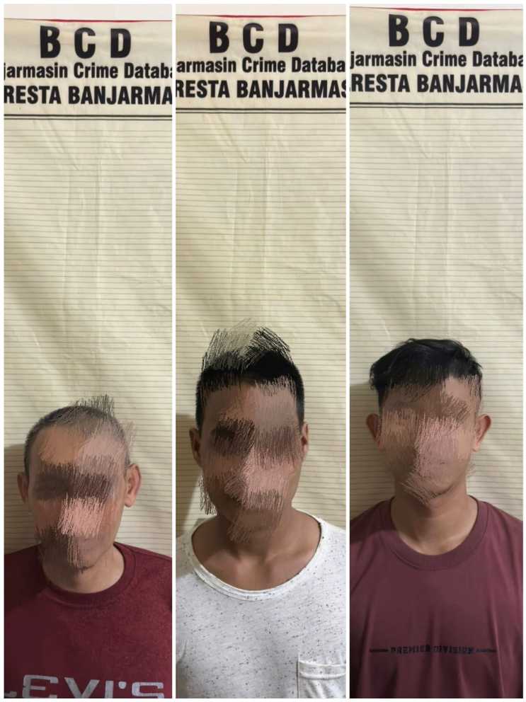 PELAKU PENGEROYOKAN – Tiga pelaku pengeroyokan berinisial MY (23), IS (34) dan DD (26) yang beraksi di Sungai Bilu Banjarmasin, empat minggu lalu, menyerahkan diri, Minggu (29/3/2026). (foto:istimewa)