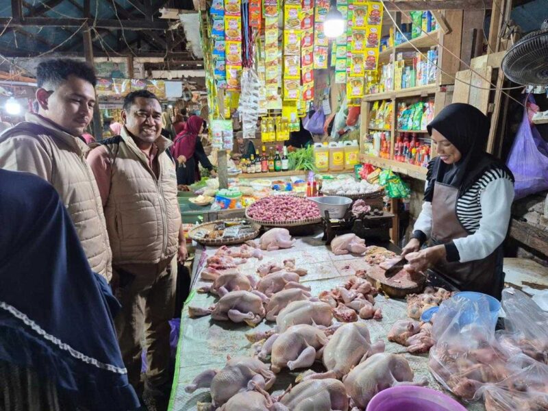 Petugas Satgas Pangan Polda Kalsel melakukan pemantauan harga bahan pokok di Pasar Antasari, Banjarmasin, Minggu (29/3/2026). Dalam pengecekan tersebut, harga cabai rawit merah masih tercatat di atas Harga Eceran Tertinggi (HET). (foto:istimewa)
